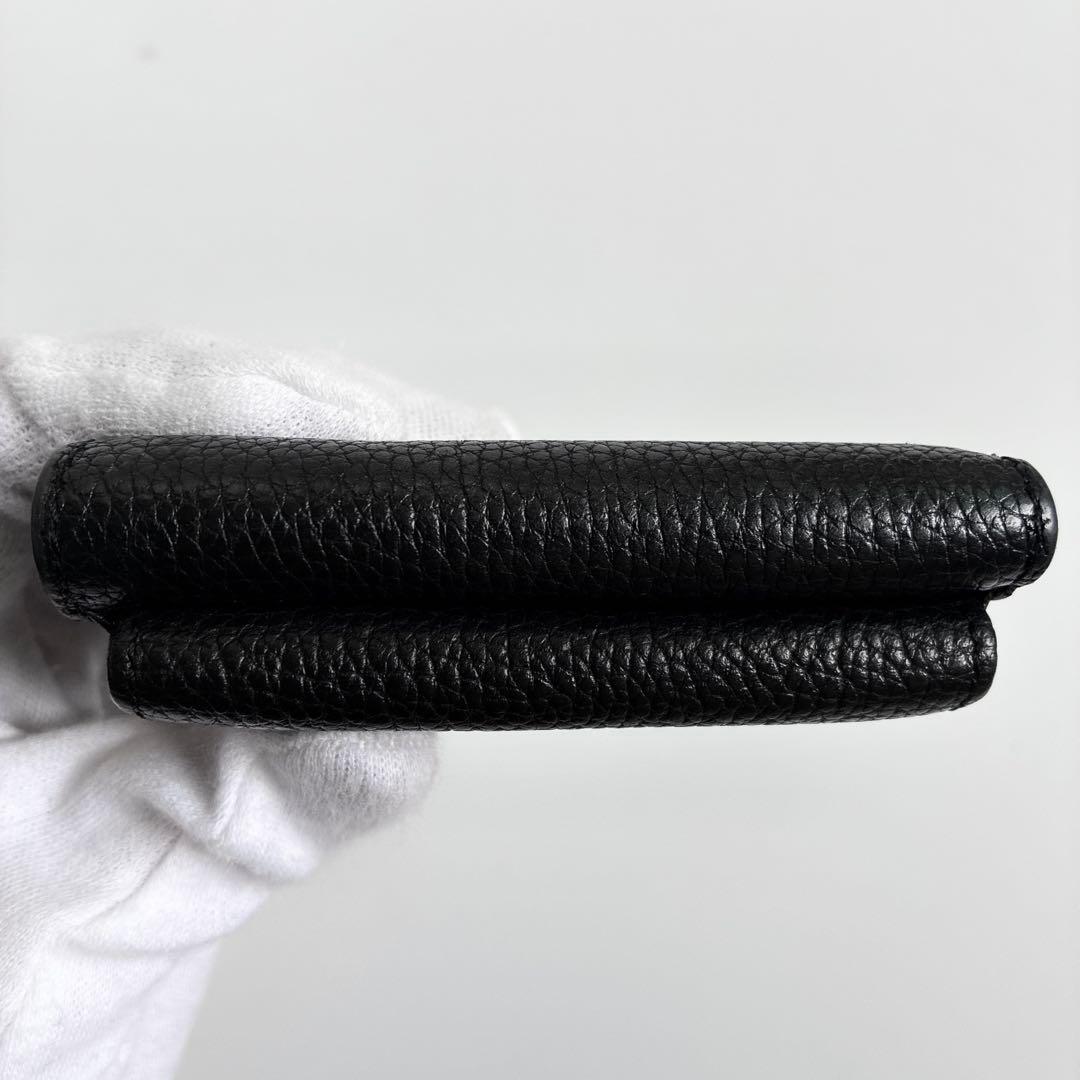 agnès b. ブラック 三つ折りミニ財布　エンボス ロゴアニエスベー