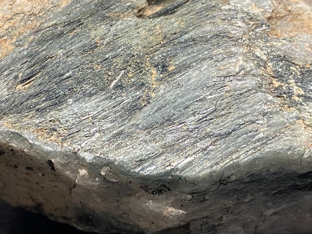 ザギ水晶　ザギマウンテンクォーツ リーベカイト　エジリン　228g