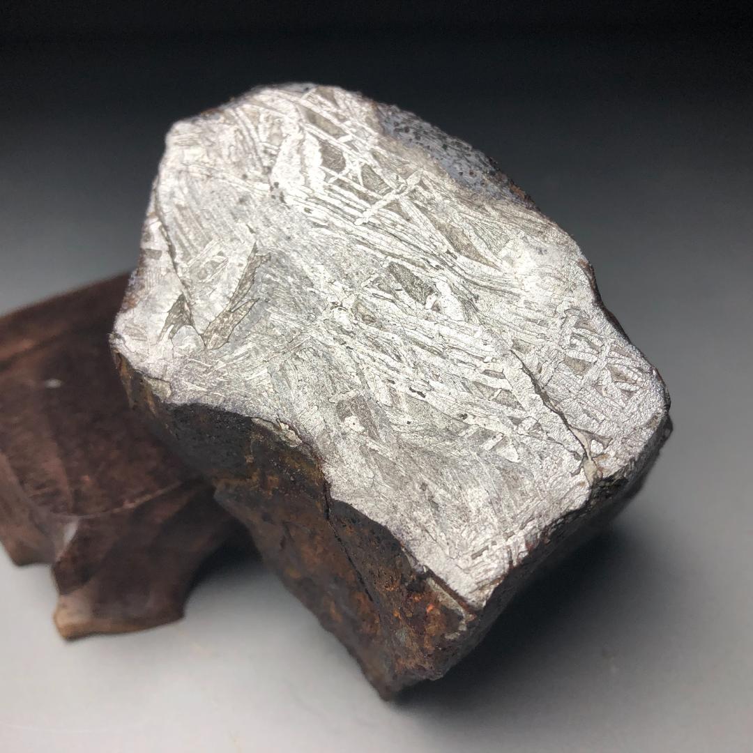 アルタイ隕石　大型隕石 鉄隕石　外皮付き隕石　ナチュラル　原石　重さ約833ｇ