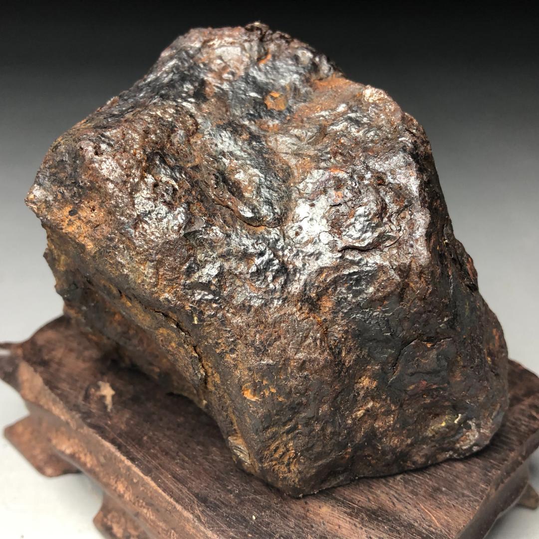 アルタイ隕石　大型隕石 鉄隕石　外皮付き隕石　ナチュラル　原石　重さ約833ｇ