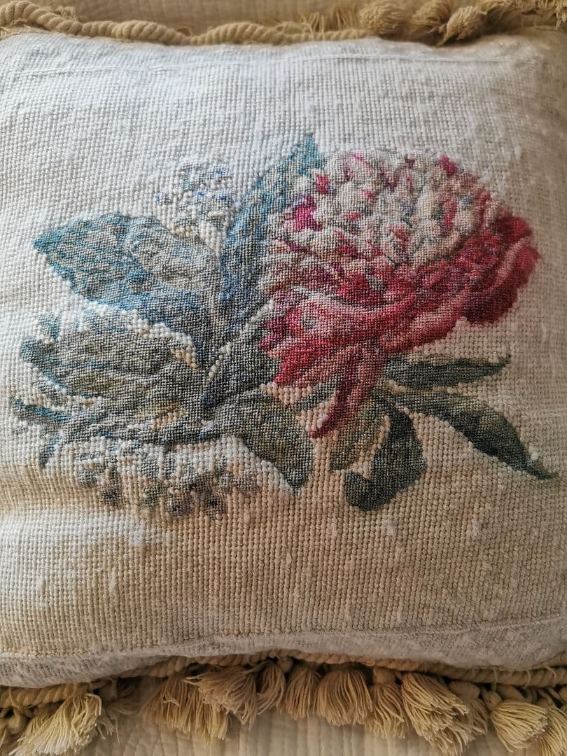 アンティークニードルポイント プチポワン薔薇色の多弁の花 リネンクッションカバー