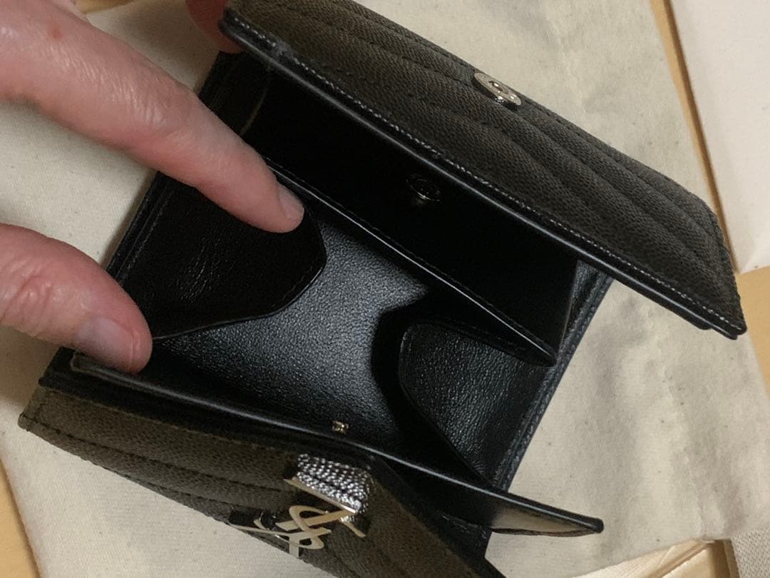 【新品】サンローラン　ブラック 三つ折り財布　シルバー金具　キャビアスキン