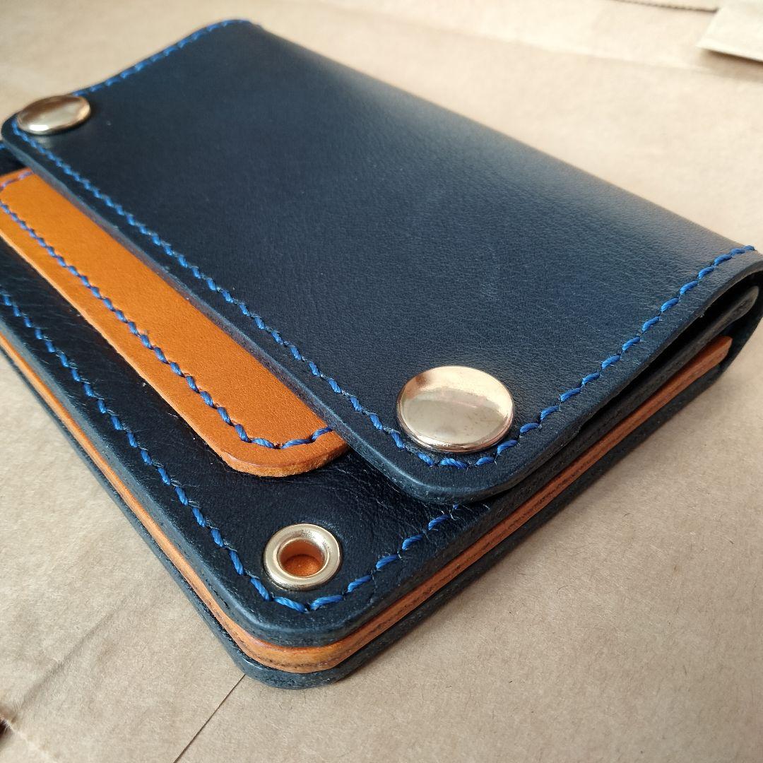 ネイビー×キャメルが映えるハンドメイドレザー トラッカーウォレット 二つ折り財布