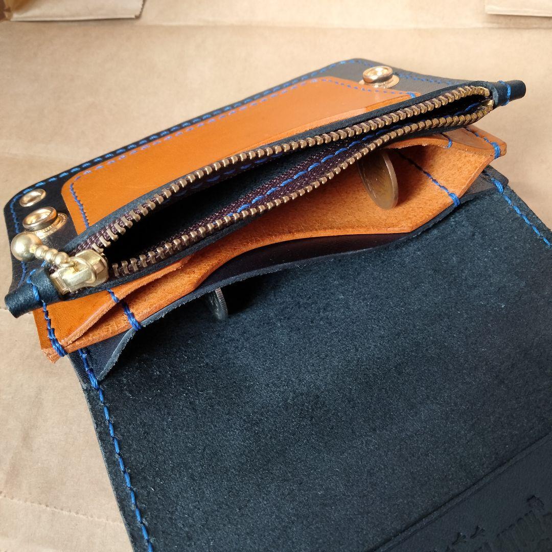 ネイビー×キャメルが映えるハンドメイドレザー トラッカーウォレット 二つ折り財布
