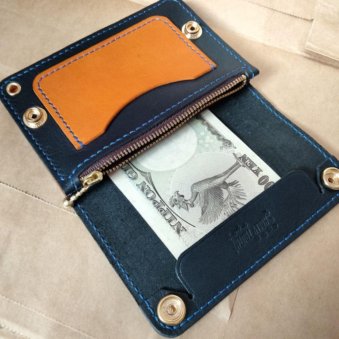 ネイビー×キャメルが映えるハンドメイドレザー トラッカーウォレット 二つ折り財布