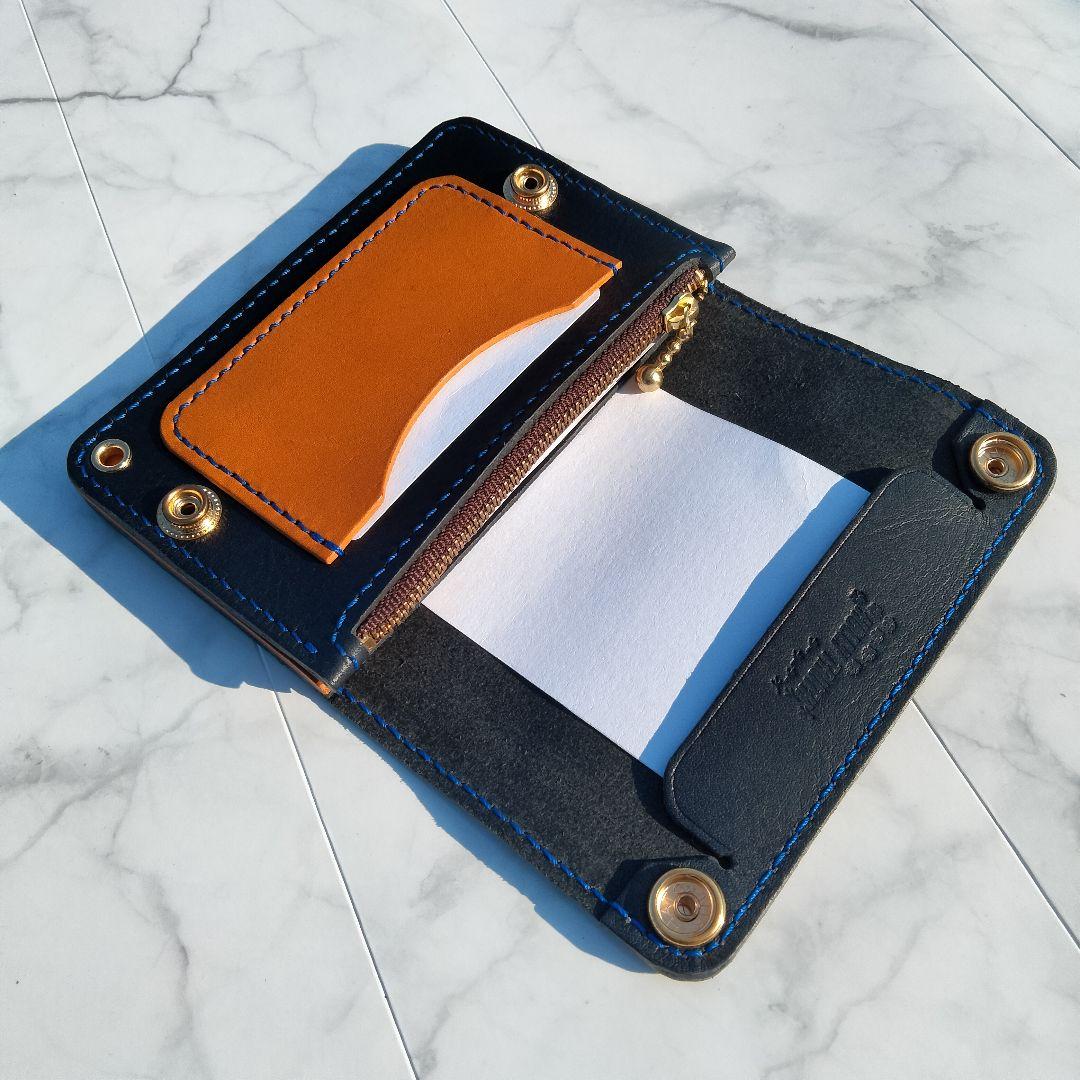 ネイビー×キャメルが映えるハンドメイドレザー トラッカーウォレット 二つ折り財布
