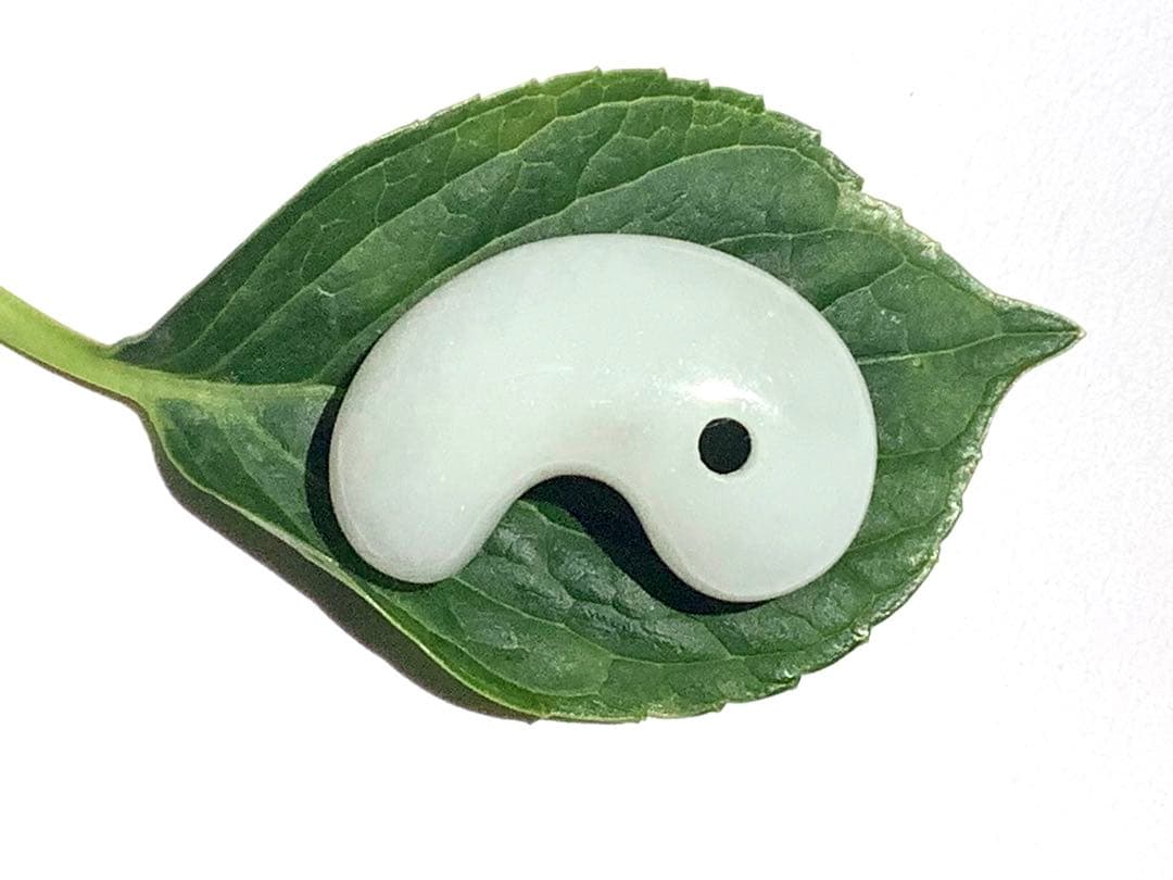 ✳60万円以上間違い無し‼️卸し糸魚川翡翠勾玉　お守り守護石に　鑑別書取得極上品‼️