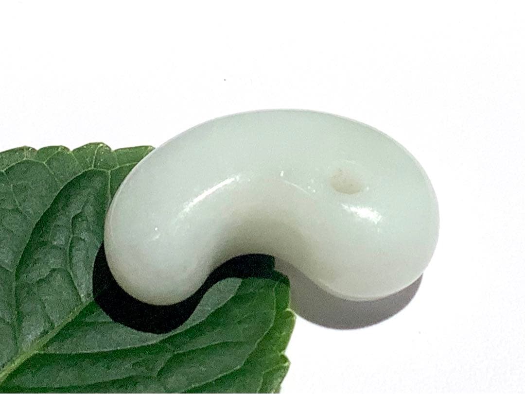 ✳60万円以上間違い無し‼️卸し糸魚川翡翠勾玉　お守り守護石に　鑑別書取得極上品‼️