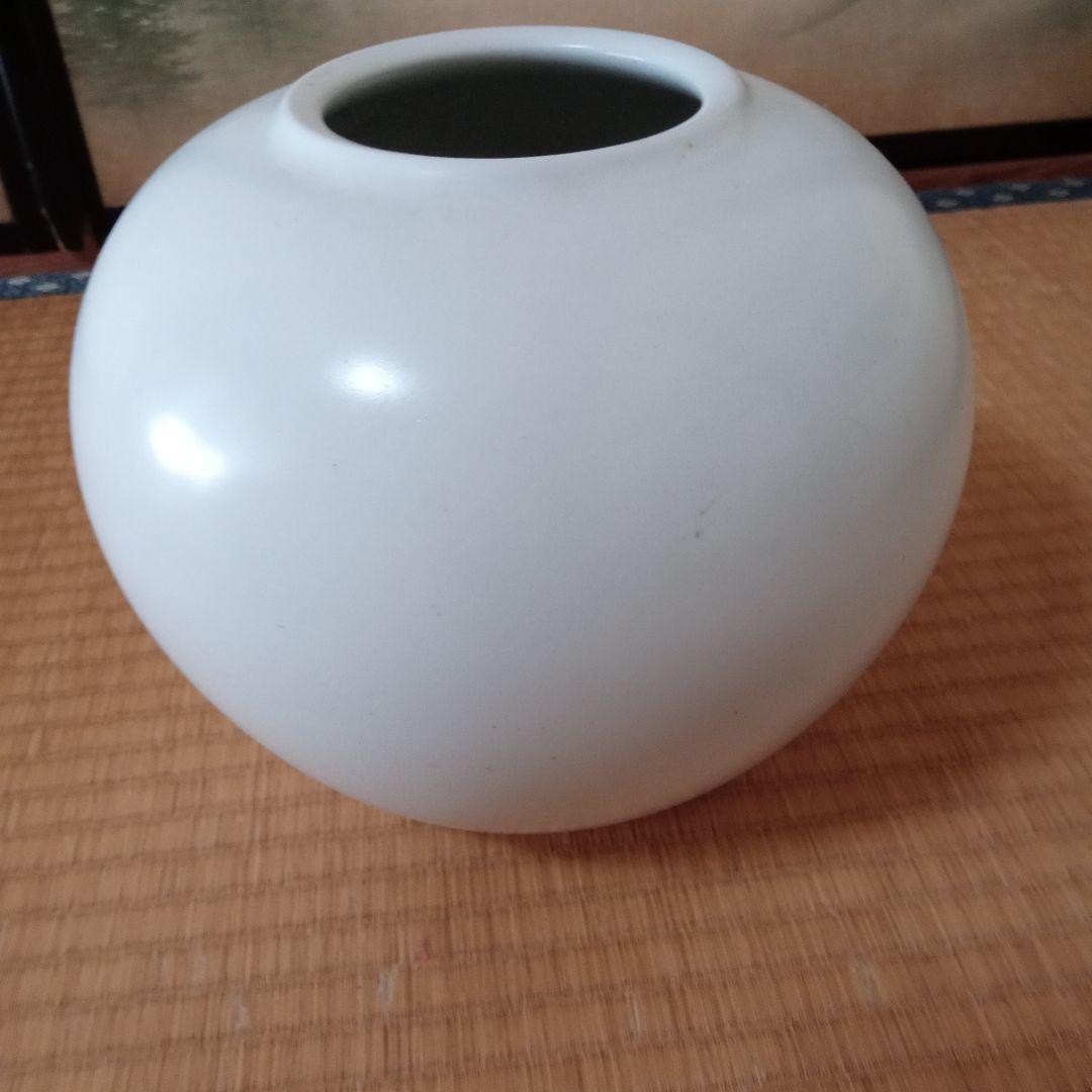 白磁　壺　高さ約20cm直径約20cm