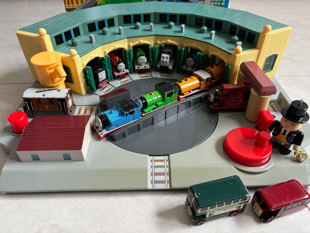 トミカ　機関車トーマス　ティドマス機関庫　操車場