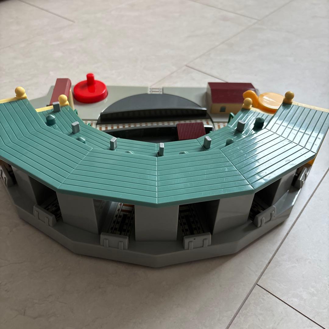 トミカ　機関車トーマス　ティドマス機関庫　操車場