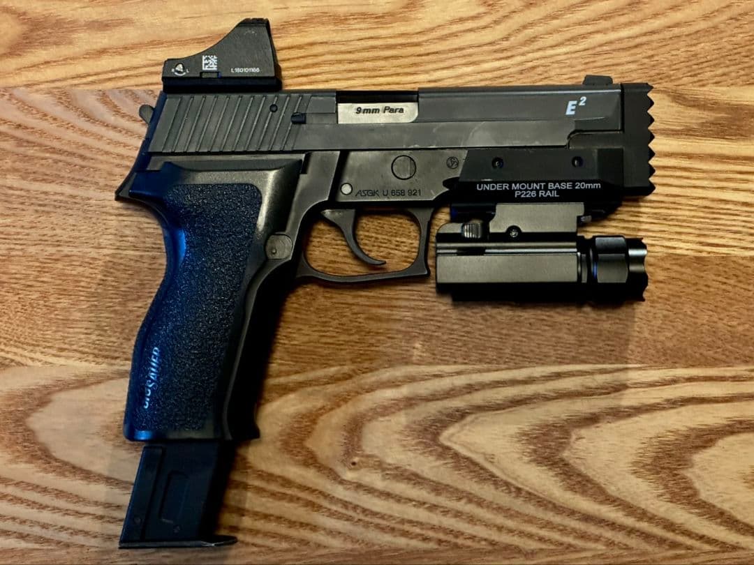 東京マルイ SIG P226 E2 ライト付き