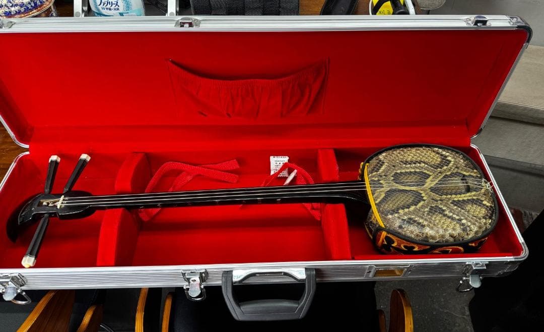琉球 沖縄 三線 希少本蛇皮張 アルミハードケース 付属品多数