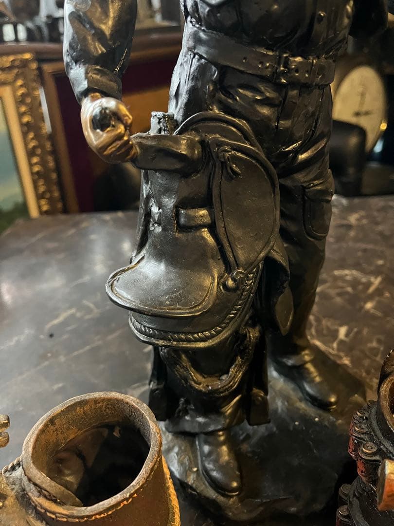 クーマンで スターチュー像 ブロンズ風 鞍とライフル銃を持ったカウボーイ