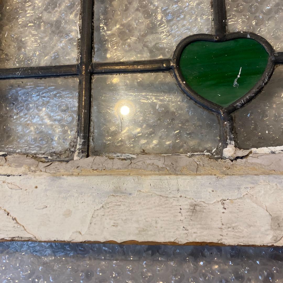 古いステンドグラス ハート型アクセント