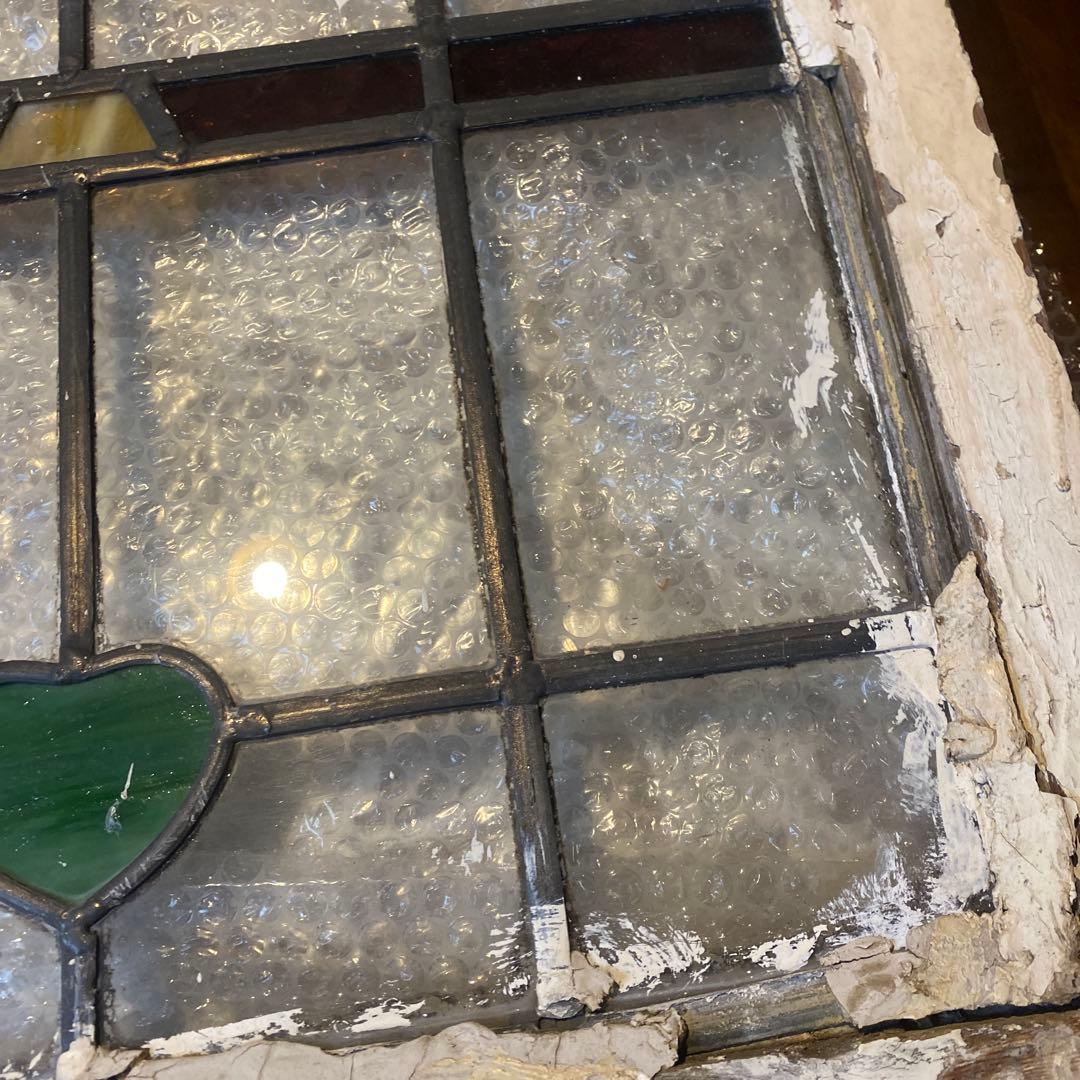 古いステンドグラス ハート型アクセント