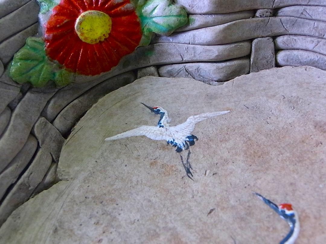 【 E919 】 素晴らしき超名品　明治期萬古焼上手作品　陽刻番の鶴文飾り皿