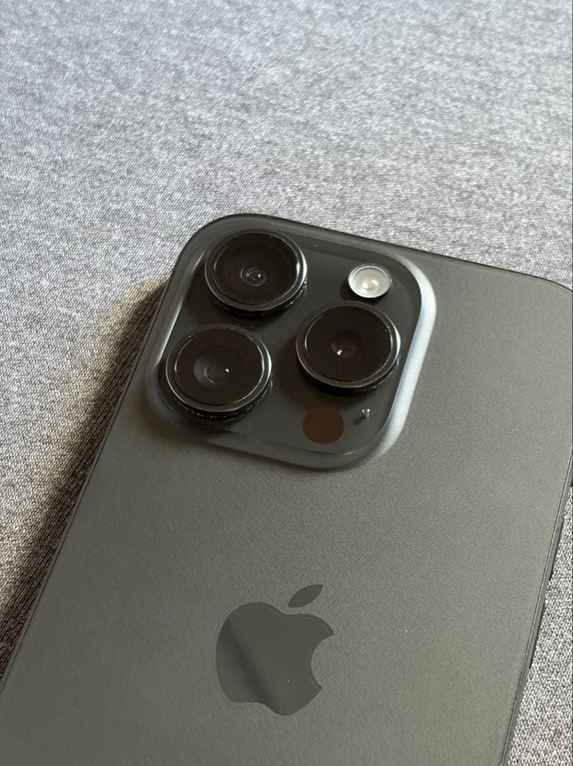 【美品】香港版 iPhone 15 Pro 128GB ブラックチタニウム