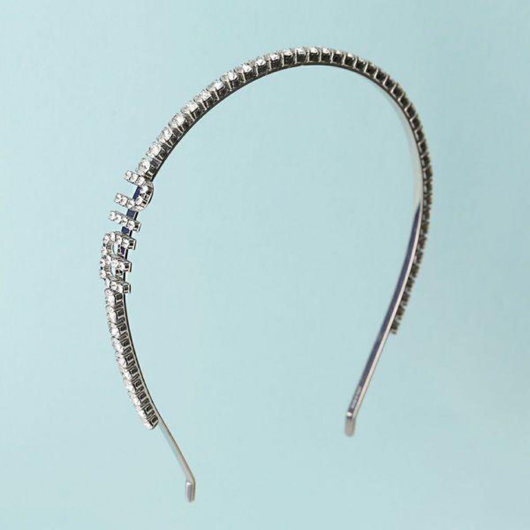 MIUMIU クリスタルカチューシャ ロゴ ビジュー ヘアアクセサリー