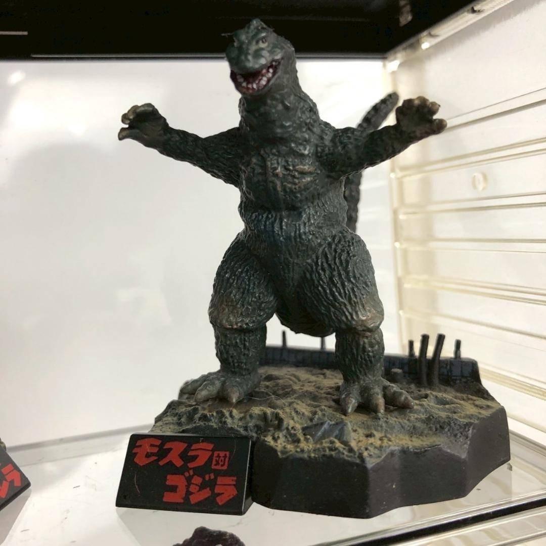 コレクションケース付き ゴジラ＆ガンダム系 フィギュアまとめ売り ジオラマ風