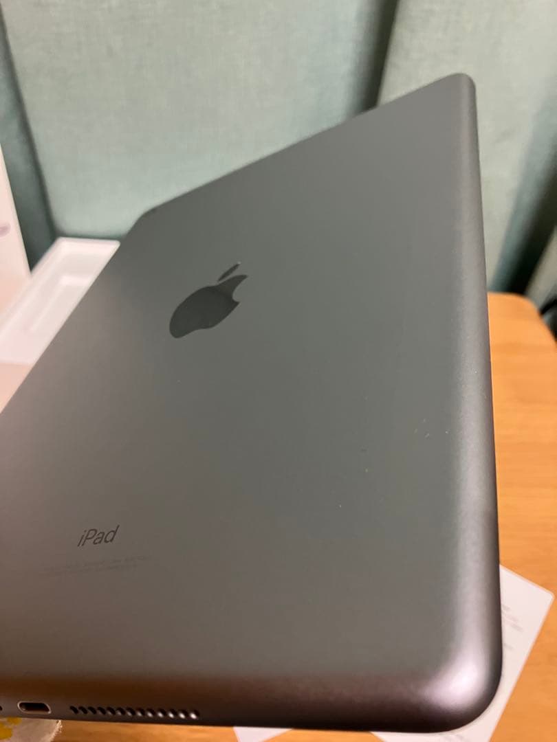 【美品】第6世代　iPad スペースグレイ　Wi-Fi 32GB シートシール付