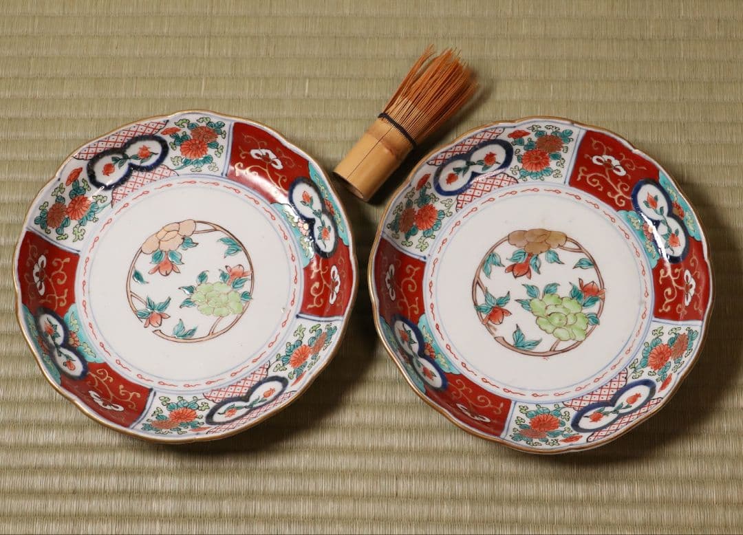 古伊万里 色絵 七寸皿 二客 21㎝ 草花 菊 牡丹 蝶 唐草 錦手CL95