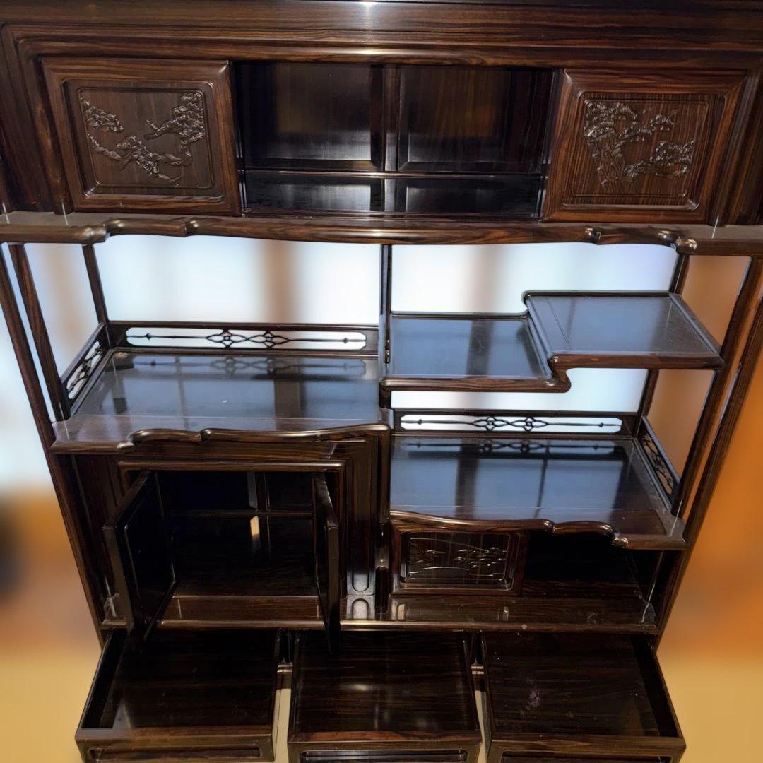 木製彫刻装飾付き収納家具
