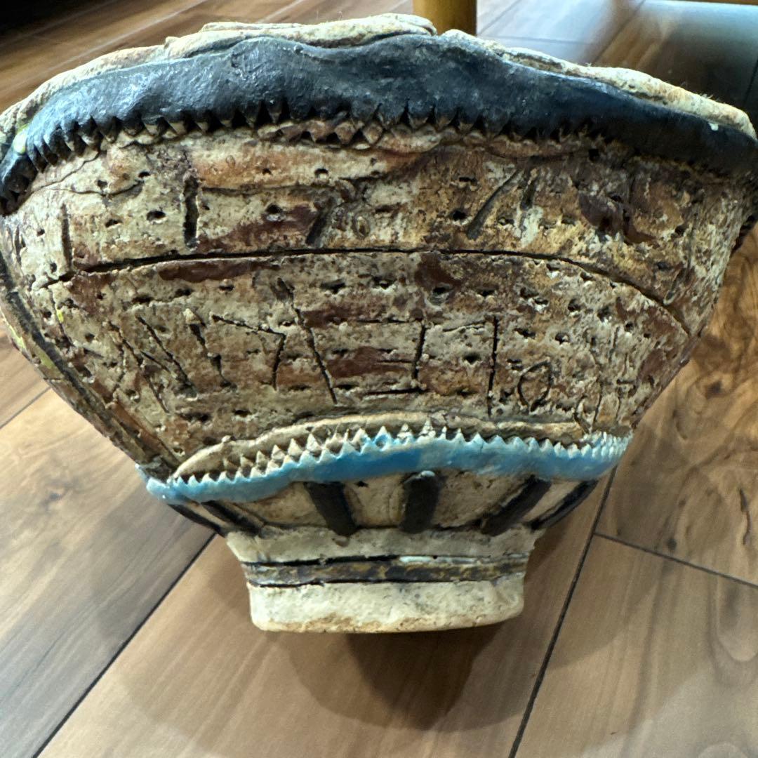 彫刻模様の陶器　ボウル