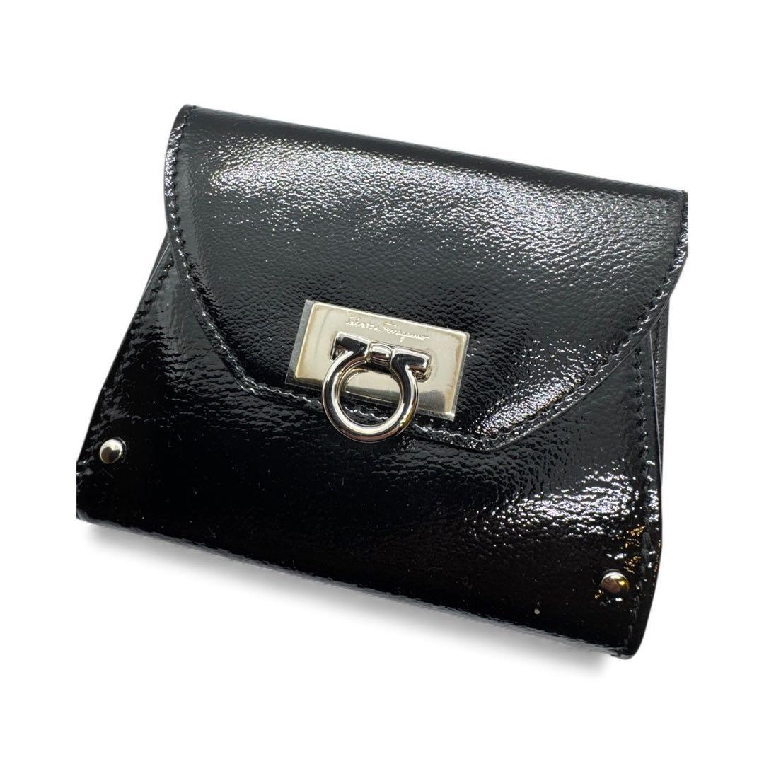 未使用品　サルヴァトーレフェラガモ 二つ折り財布 エナメル ガンチーニ ブラック