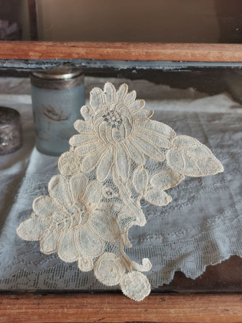 アンティーク 大輪のポワンドローズ 両面ガラス木製フレーム付き