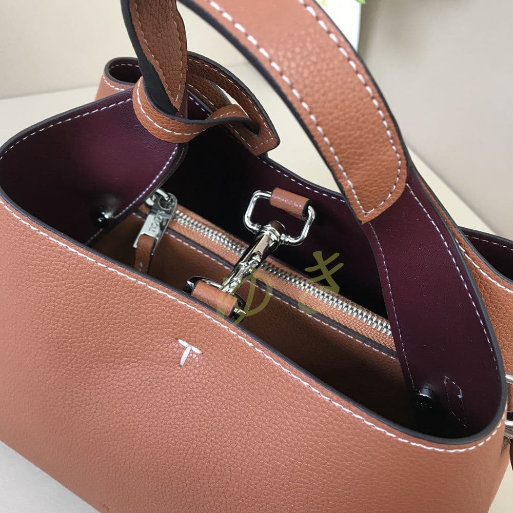 Tタイムレス ショルダーバッグ キャラメル色