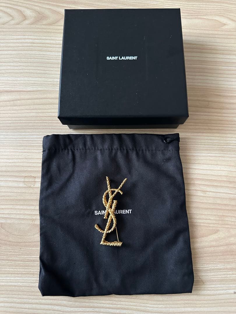 SAINT LAURENT YSLロゴブローチ