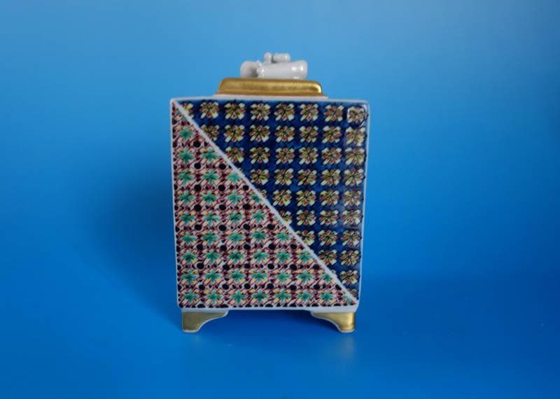 九谷焼　色絵 更紗小紋 角香炉 金襴手　　武腰敏昭 　日本芸術院賞受賞 2412