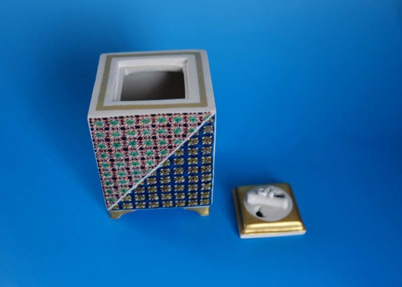 九谷焼　色絵 更紗小紋 角香炉 金襴手　　武腰敏昭 　日本芸術院賞受賞 2412