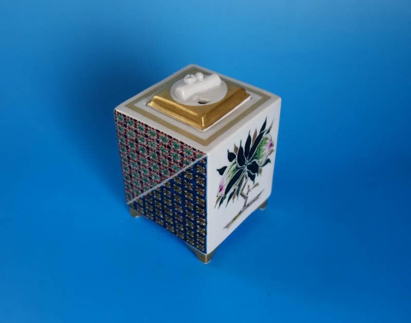 九谷焼　色絵 更紗小紋 角香炉 金襴手　　武腰敏昭 　日本芸術院賞受賞 2412