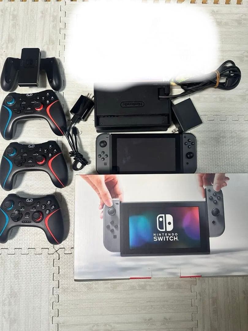 Nintendo Switch 本体 + コントローラー 3つ + ケース付き