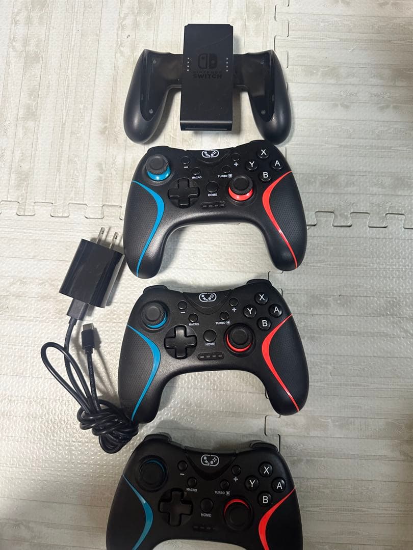 Nintendo Switch 本体 + コントローラー 3つ + ケース付き