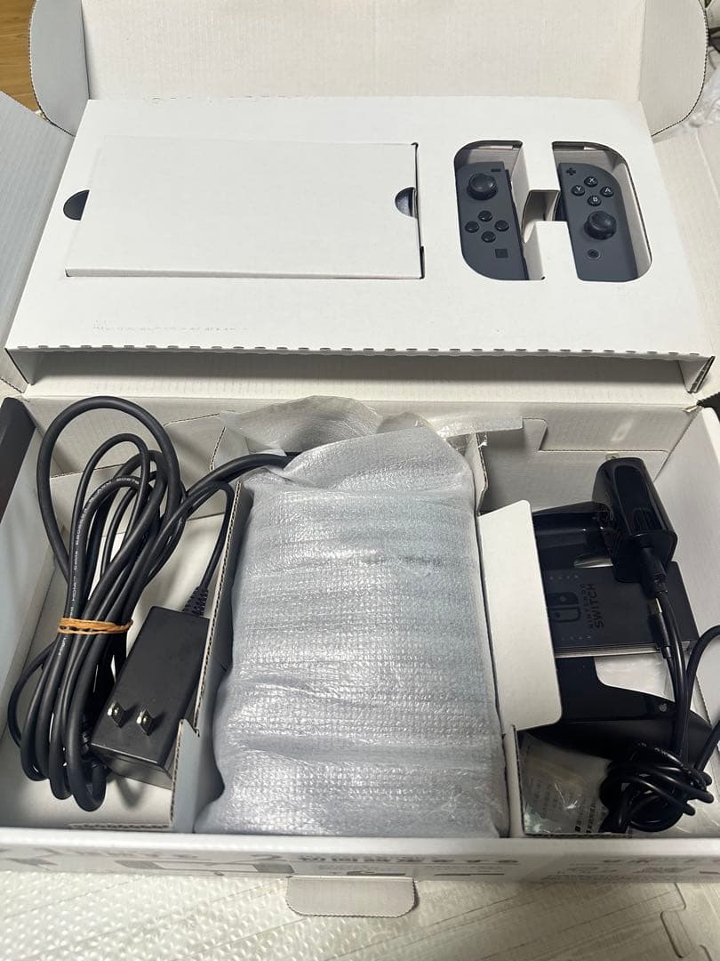 Nintendo Switch 本体 + コントローラー 3つ + ケース付き