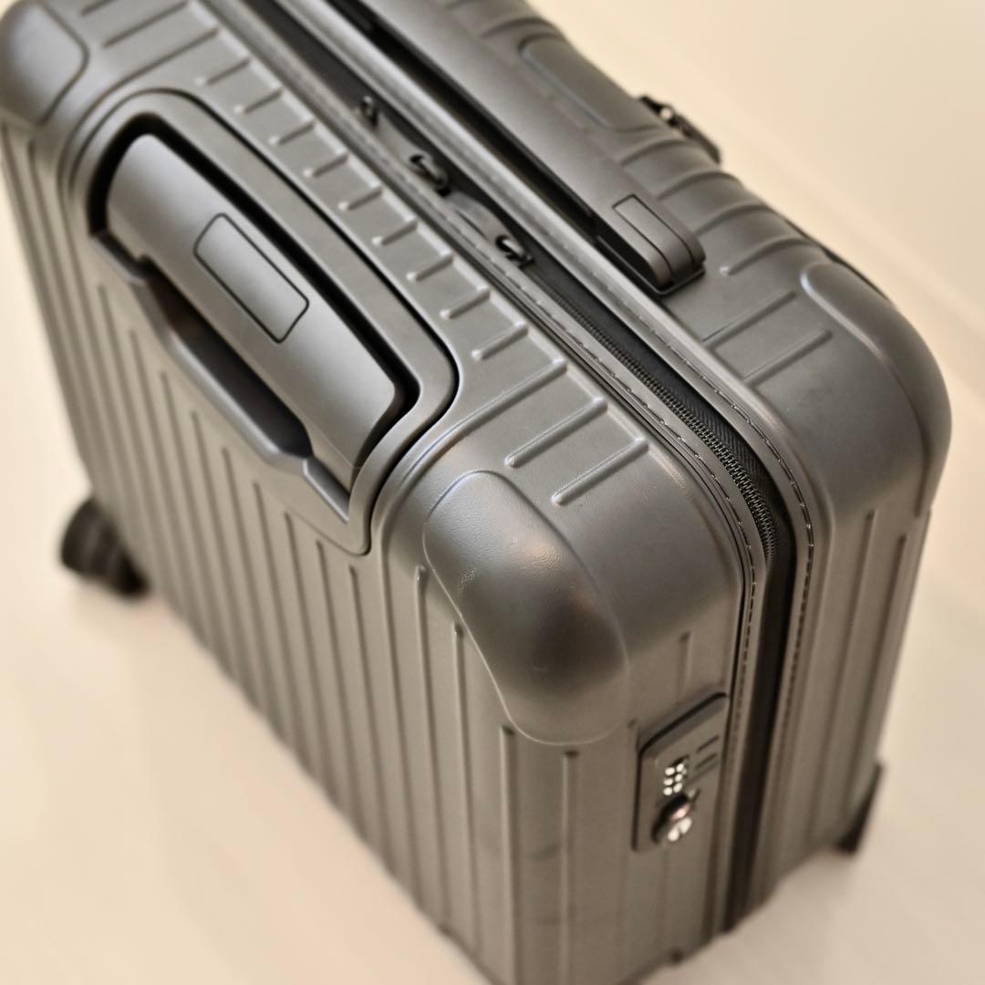 RIMOWA ESSENTIAL SLEEVE COMPACT マットブラック