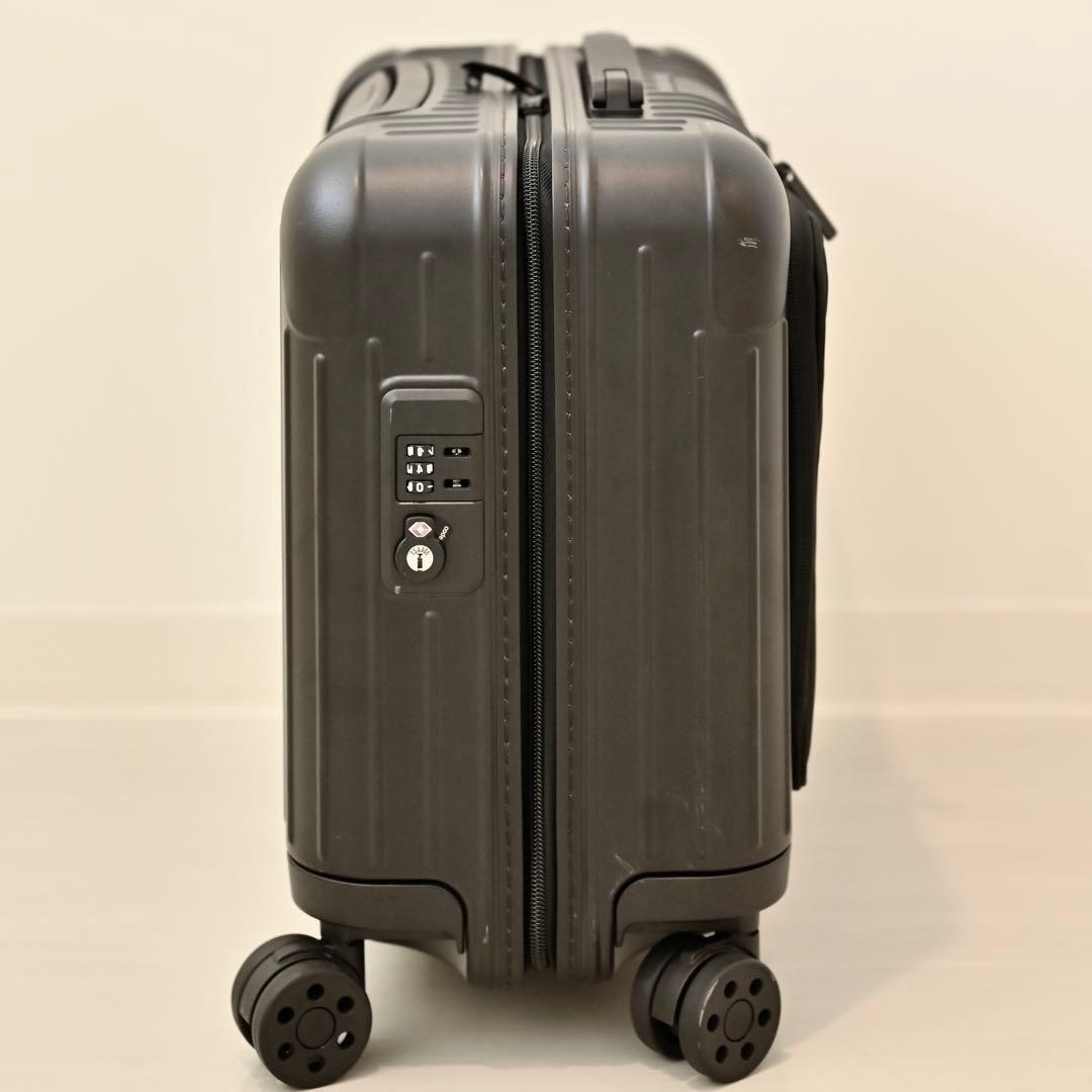RIMOWA ESSENTIAL SLEEVE COMPACT マットブラック