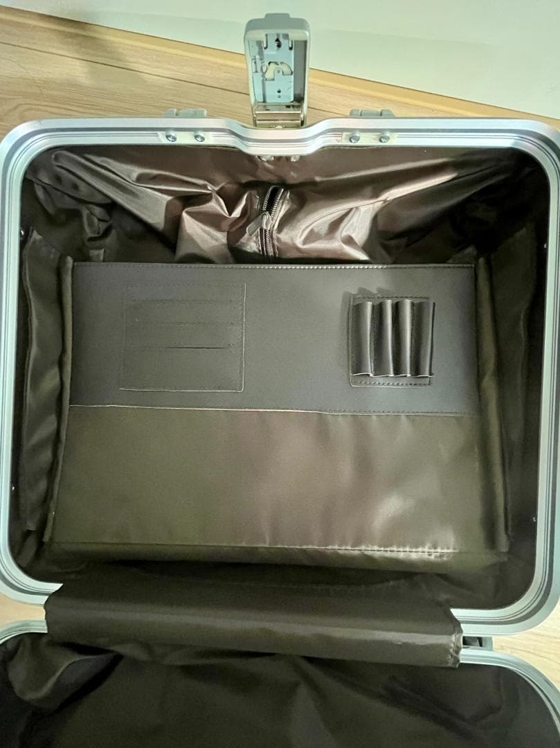 アルミ製4輪キャリーケース 機内持ち込み 41×22×41cm 3.7kg