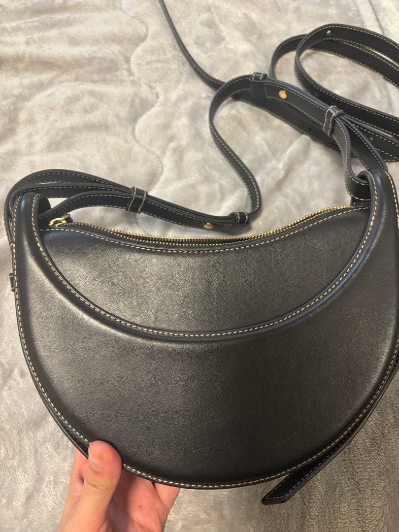 黒レザー ハーフムーン型ショルダーバッグ
