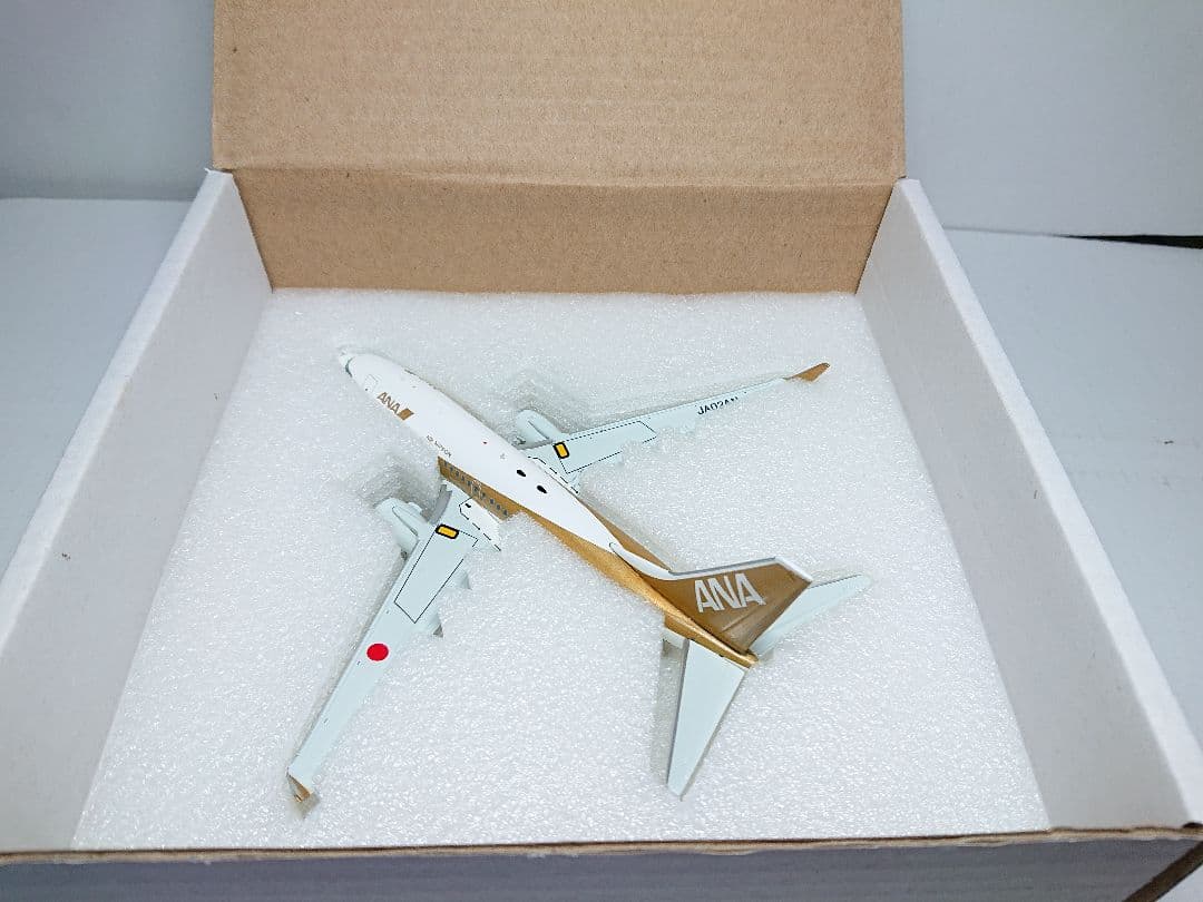JC WINGS 1/200 B737-781 ANA ゴールドジェット
