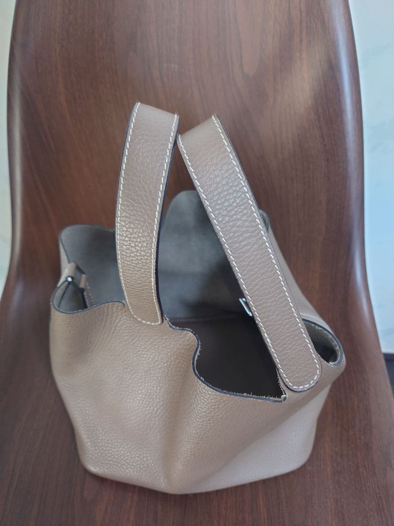 本皮キューブハンドバック（エルメスのカデナ付）