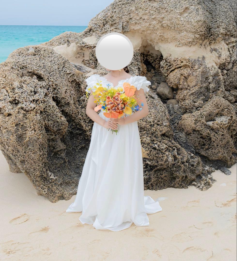 フリル付きオフショルダーウェディングドレス