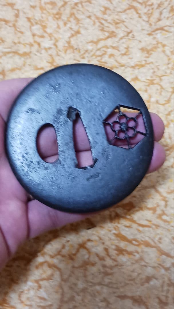 時代物　鉄地　透かし鍔　梅透かし　刀装具