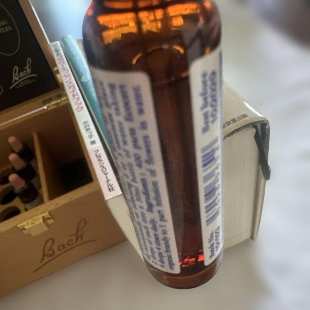 バッチフラワーエッセンス、専用箱、絶版の辞典など