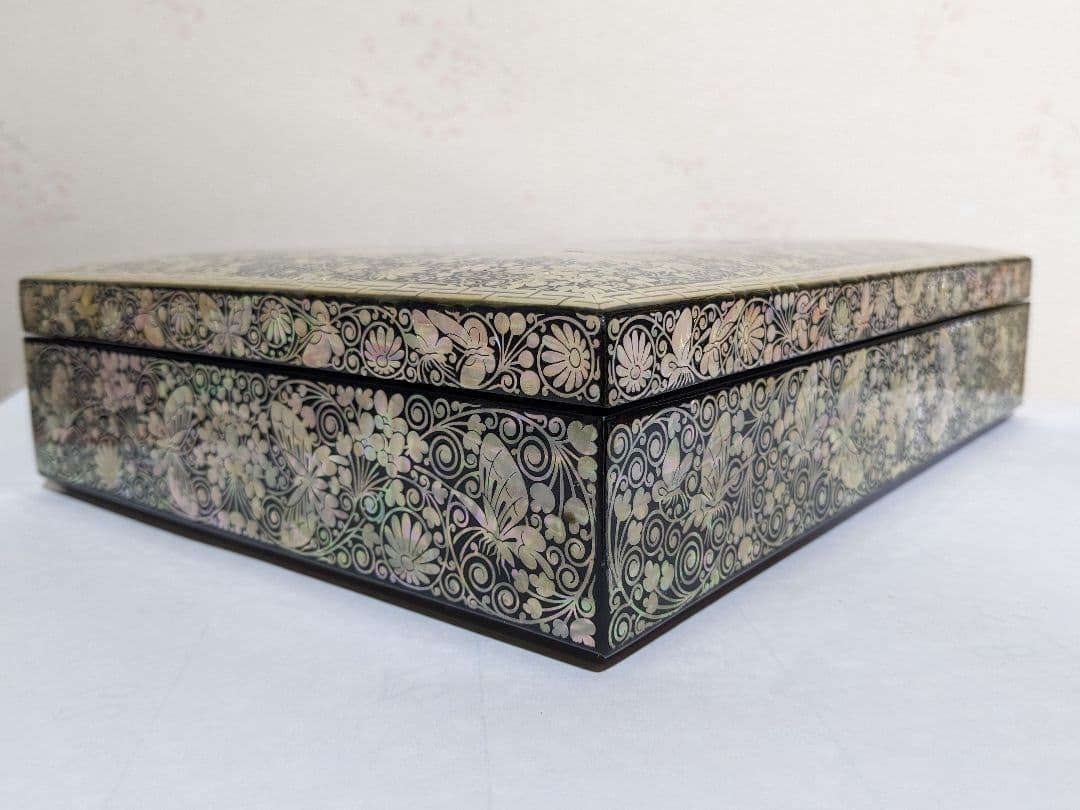 ♦木製 花唐草 蝶文様 極細密 螺鈿装飾細工 飾り箱 文箱 類品なし 一点物