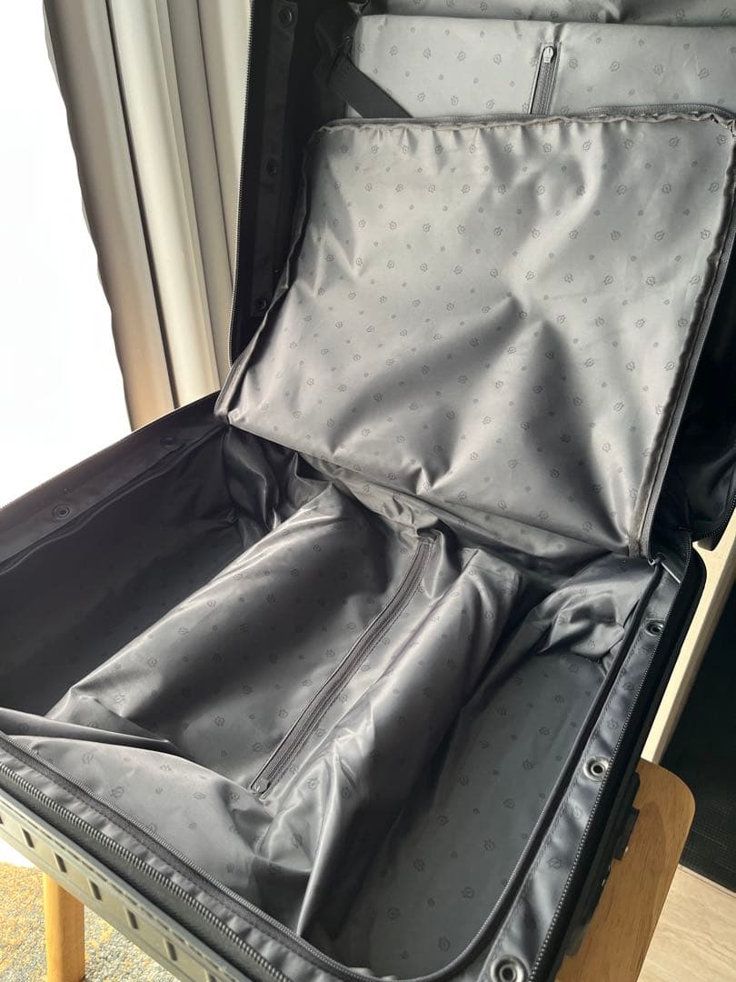 【美品】リモワ　ESSENTIAL SLEEVE コンパクト