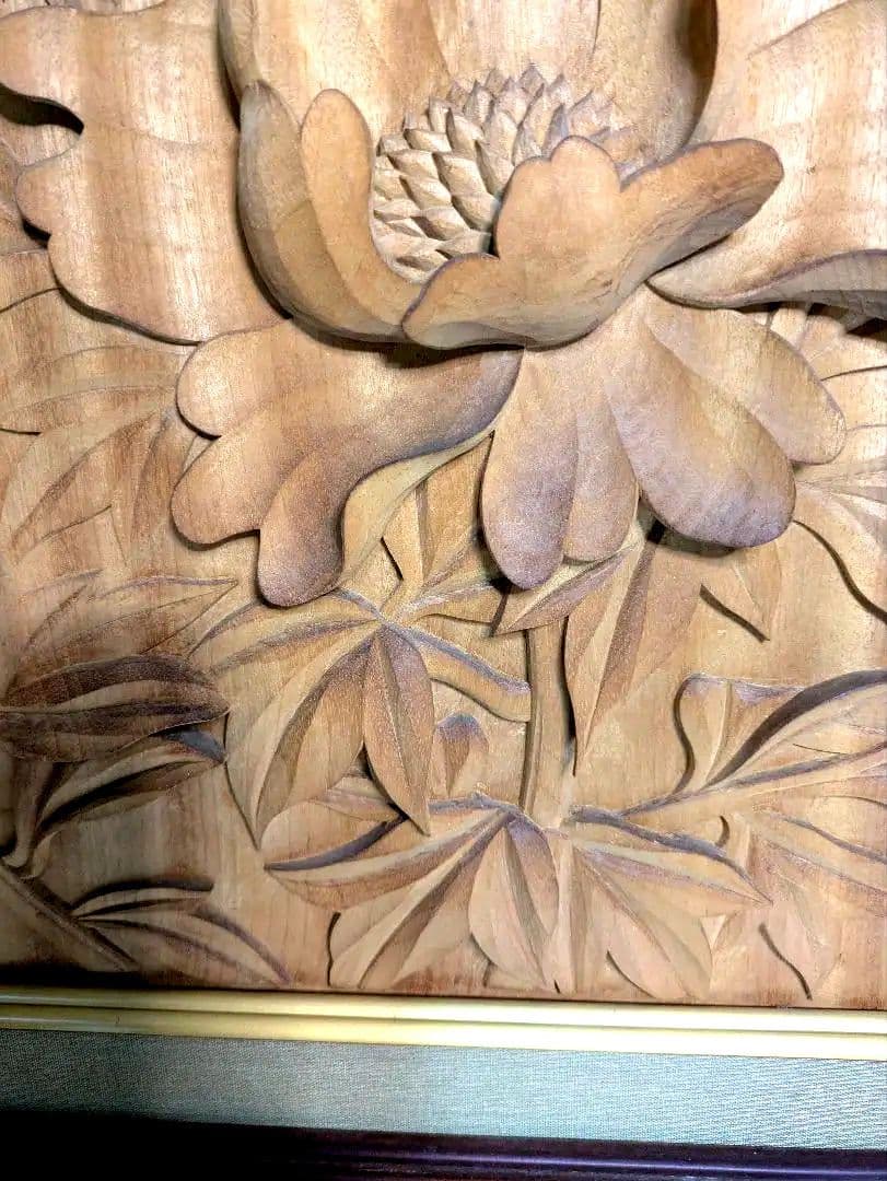 井波彫刻大きめ額、牡丹の花と蕾、作家落款あり